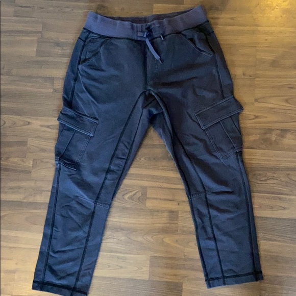Lululemon 7/8 cargo pant - Picture 2 of 4